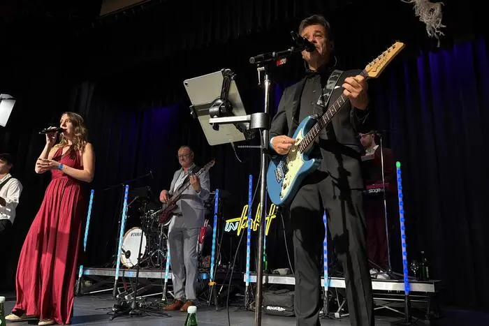 Für beste Stimmung im Ballsaal sorgte die Galaband „inTakt“, die auch das frisch gekürte Ballkönigspaar Livia Bartolovits und Kai Ropos auf die Tanzfläche lockte 