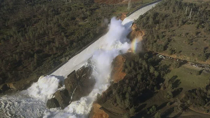Nach wochenlangen schweren Regenfällen ist das Reservoir des 235 Meter hohen Staudamms etwa 120 Kilometer nördlich der kalifornischen Hauptstadt Sacramento randvoll und der Entlastungskanal beschädigt.
