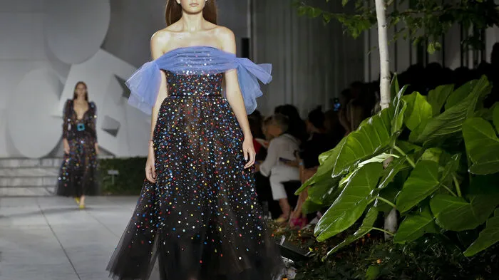 In den vergangenen dreieinhalb Jahrzehnten hat Herrera New York oft als Quell der Inspiration für Ihre Entwürfe genutzt. So war sie auch die erste Designerin, die im Metropolitan Club zu sehen wa.