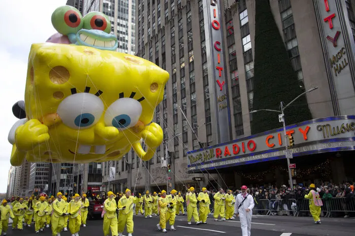 In den Straßen rund um das American Museum of Natural History am Central Park in Manhattan starteten am Donnerstagmorgen (Ortszeit) ein als Astronaut verkleideter Snoopy, der Schneemann Olaf, der Schwammkopf SpongeBob und zahlreiche andere Figuren zu der mehr als drei Kilometer langen Parade durch die Häuserschluchten der US-Ostküstenmetropole.