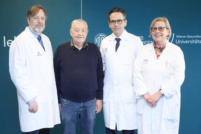 Die Ärzte Zuckermann, Zimpfer und Tschernko mit Patient Weiss