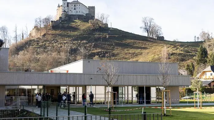Eine Außenaufnahme des Bildungszentrums in Straßburg. Im Hintergrund ist das Schloss Straßburg zu sehen.