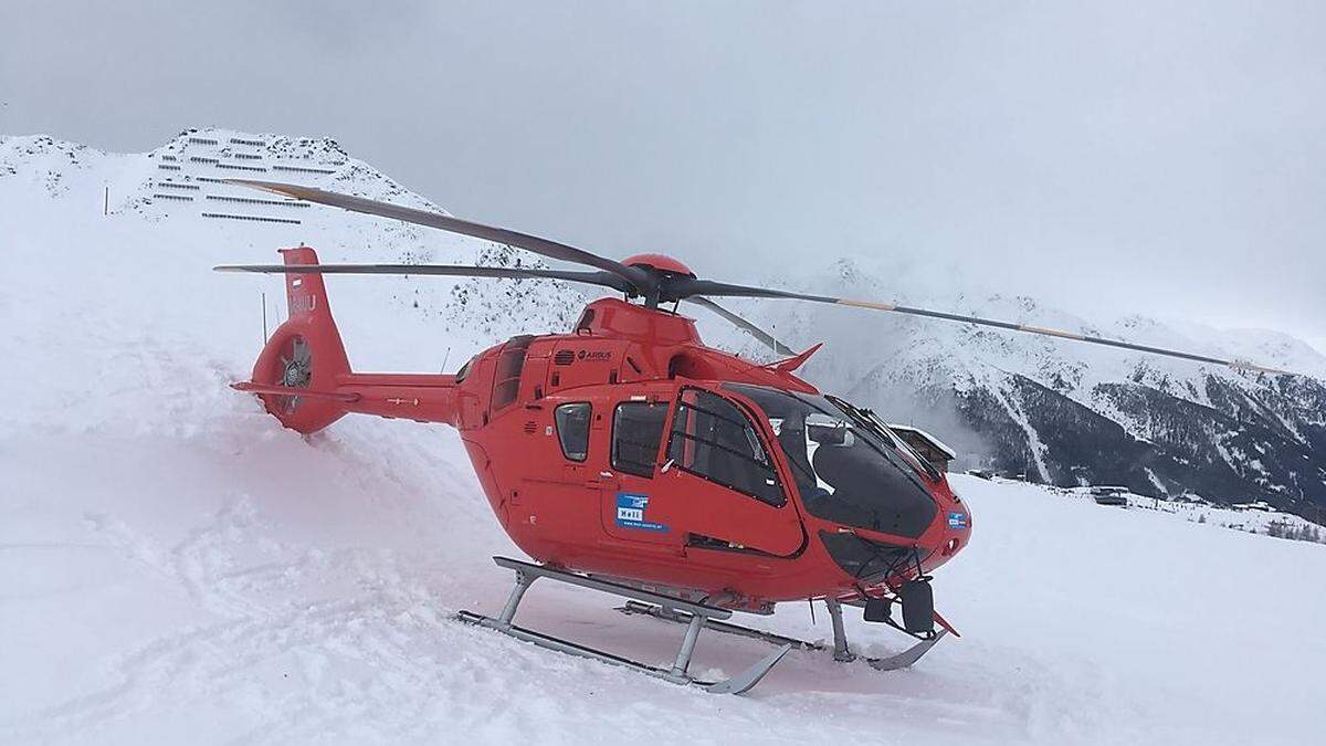 Der Heckausleger berührte den Schnee, der Hubschrauber muss abtransportiert werden