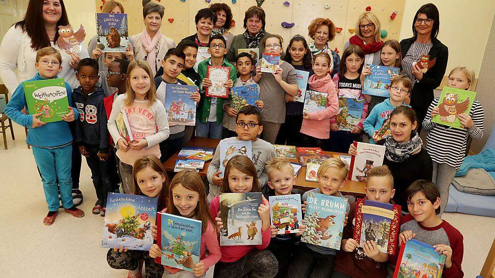 Stadträtin Ruth Feistritzer mit den Vertretern von &quot;Klagenfurt will helfen“ und Pädagoginnen des Kinderhortes Fischl beim ersten Lesenachmittag mit „Lese-Lotte“.