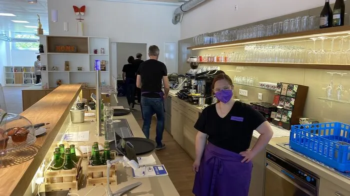Elena Ana Winkler ist in der Küche und im Service des Tee-Cafés beschäftigt und arbeitet auch in der Werkstätte mit