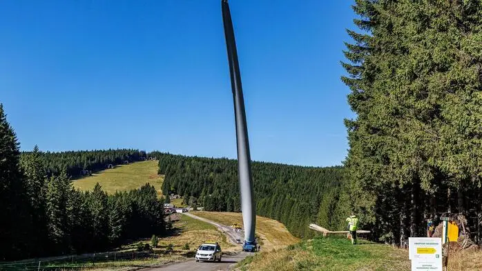 Insgesamt 45 Rotorblätter mit einer Länge von je 86 Metern wurden auf die Freiländeralm transportiert, 21 davon in den vergangenen Monaten