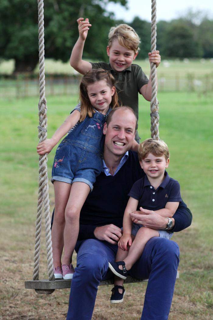 William mit seinen Kindern auf der Schaukel