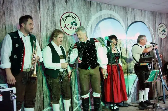 Christian Friedrich, Raimund Rabitsch, Heribert Pirsterer, Heinz Bachatz und Erich Rauth mit ihren Instrumenten sowie Paula Url-Bachatz und Günter Bachatz als Vocalisten begeisterten von Anbeginn ihr Publikum. 