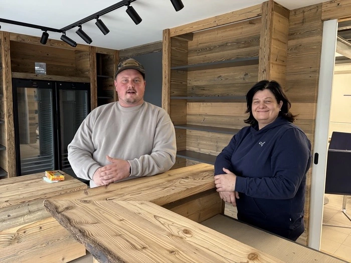 Martin Sandrisser und Sonja Moser im Verkaufsraum. Hier wird das Antonius-Bier auch flaschenweise verkauft