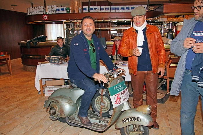 Bevor es auf die 170 Kilometer lange Strecke durch die Lipizzanerheimat ging, segnete Pfarrer Winfried Lembacher die Fahrzeuge.