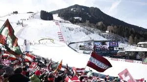 ABD0006_20250207 - SAALBACH-HINTERGLEMM - ÖSTERREICH: Zuschauer am Freitag, 07. Februar 2025, vor Beginn des Super-G der Männer anl. der alpinen Ski-WM in Hinterglemm. - FOTO: APA/TOBIAS STEINMAURER