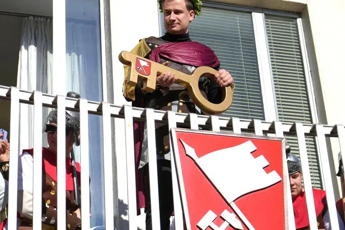 Pünktlich um 11.11 Uhr stürmten die als Gallier verkleideten Narren das Fohnsdorfer Rathaus – fest entschlossen, Bürgermeister Volkart Kienzl die Regentschaft zu entreißen.