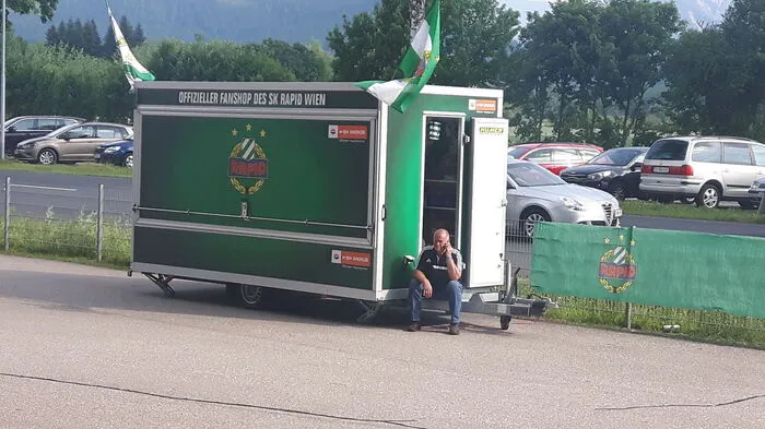 Der Rapid-Fanshop hat noch geschlossen. Der Salzburger ist noch nicht da.
