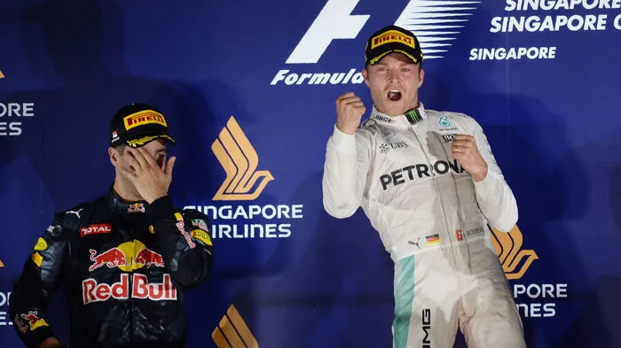 Nico Rosberg feiert den Sieg beim GP von Singapur vor Daniel Ricciardo (links) und seinem Teamkollegen Lewis Hamilton.