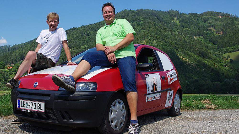 Hannes Lammer (links) und Robert Dolc mit ihrem zierlichen, 15 Jahre alten Fiat Punto. Den Dreien steht im August einiges bevor