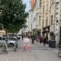 Diese Tafel stand Montagvormittag in der Schmiedgasse und sorgte für Verwirrung. Fakt ist: Die Gasse war nur am Nationalfeiertag während der Flaggenparade gesperrt