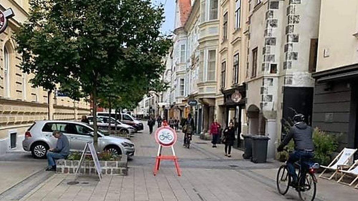 Diese Tafel stand Montagvormittag in der Schmiedgasse und sorgte für Verwirrung. Fakt ist: Die Gasse war nur am Nationalfeiertag während der Flaggenparade gesperrt