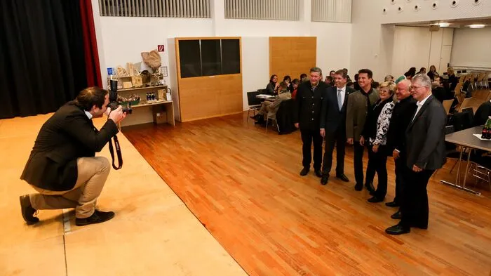 In der Kulturhalle von Werndorf traf sich diesmal die GU6 - zuerst zum Gruppenfoto der Bürgermeister