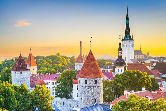 Tallinn. 30 Jahre nach der Unabhängigkeit von der Sowjetunion hat die Hauptstadt Estlands ihren eigenen Weg eingeschlagen. Das wunderschöne, mittelalterliche Zentrum soll nicht darüber hinwegtäuschen, dass Tallinn eine Musterstadt der Digitalisierung ist. Ein neuer, 2140 Kilometer langer Weitwanderweg verbindet Tallinn mit Nachbarländern Lettland und Litauen.