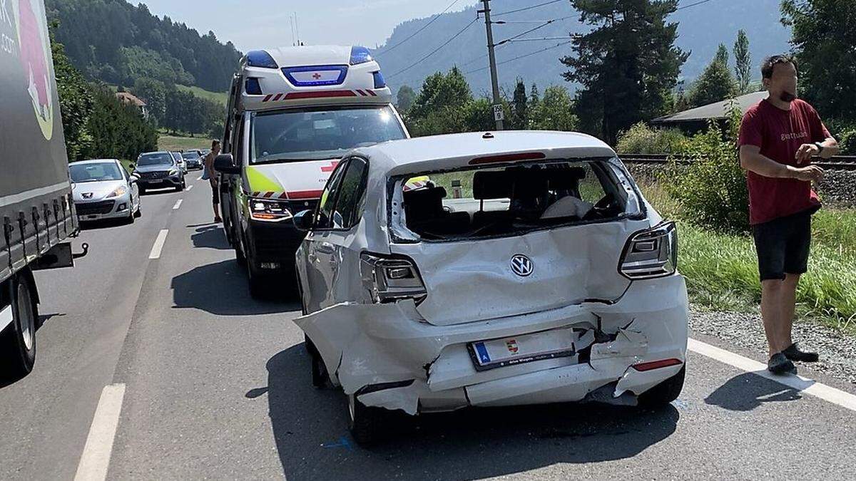 Die beteiligten Fahrzeuge wurden schwer beschädigt