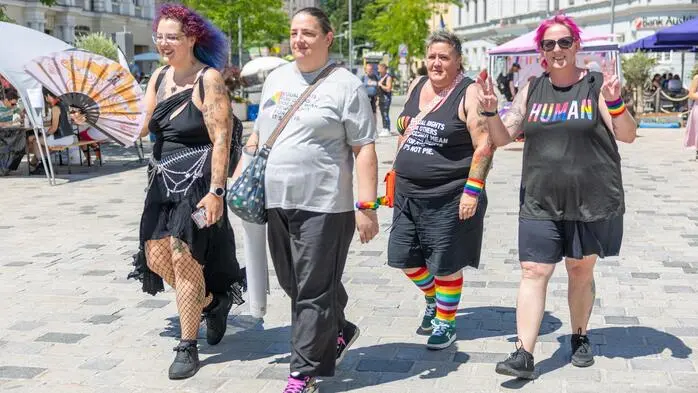 Erstmals fand am Samstag, 4. Juli, in Villach eine Prideparade statt. Nach Klagenfurt und Spittal erhielt damit auch die Draustadt eine eigene Regenbogenparade. Organisiert wurde die Veranstaltung vom Verein „Villacher Pride“, der sich im vergangenen Jahr gegründet hat und die Premiere seit Monaten vorbereitete.
