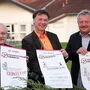 Walter Rehorska, Günther Pendl und Gotthelf Orthacker mit dem Plakat zum Auftakt des Veranstaltungsreigens