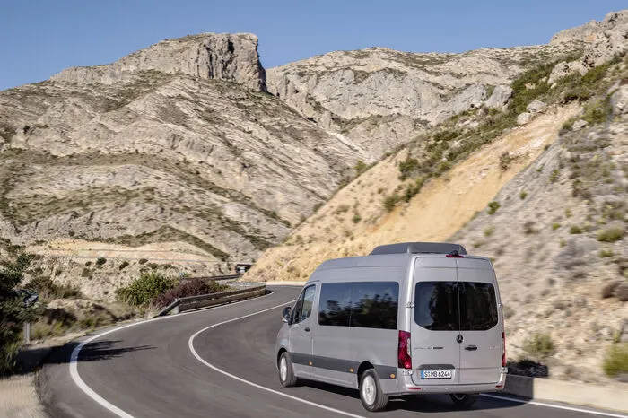 Beim Heckantrieb stehen die Karosserievarianten Kastenwagen, Fahrgestell mit Einzel- oder Doppelkabine sowie der Sprinter Tourer zur Wahl, drei verschiedene Radstände sowie Tonnagen zwischen 3 bis 5,5 Tonnen. Die maximale Anhängelast beträgt 3,5 Tonnen. Durch eine robuste Verkleidung lassen sich nun aber auch die Radkästen beladen und die Ladeflächen dadurch vergrößern.