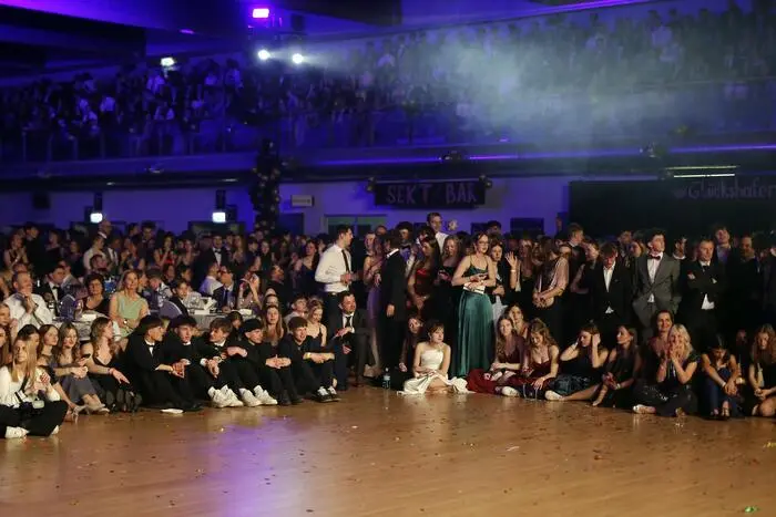 Der Auftakt gehörte der Polonaise, die mehr war als ein klassischer Eröffnungstanz. Von Walzer über Salsa bis Cha Cha spannte sie einen weiten Bogen und zeigte, wie viel Zeit und Präzision in den vergangenen Monaten investiert worden war. Fünf Tage Aufbau, unzählige Proben – der Aufwand war sichtbar.