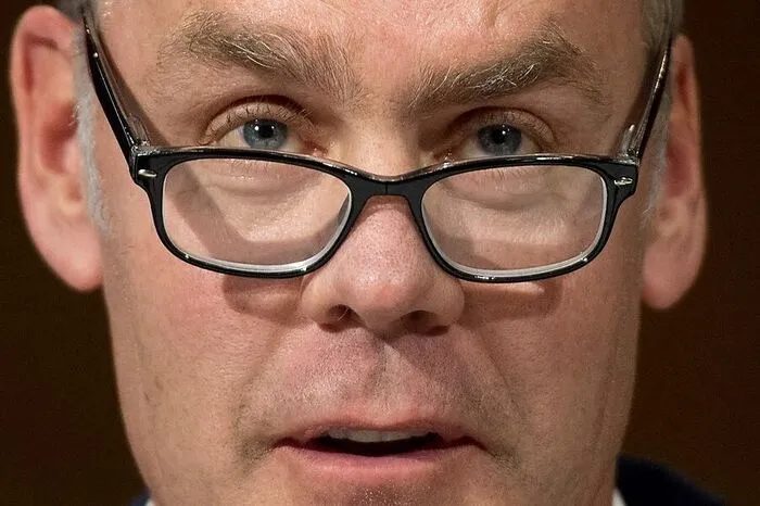 Unter dem Druck vieler Untersuchungen möglicher Amtsverstöße  muss am Ende des Jahres 2018 der für die Verwaltung des bundeseigenen Landes und der Naturschutzgebiete zuständige Innenminister Ryan Zinke gehen. Der 57-Jährige ist unter anderem für einen anrüchigen Grundstücksdeal mit einer Ölfirma in seinem Heimatstaat Montana verantwortlich und soll Dienstfahrten für seine Ehefrau arrangiert haben.