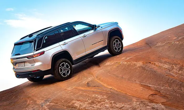 Ein Elektromotor pro Achse bildet den Allradantrieb