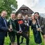 Großes Kino für die steirischen Winzer: Auf dem Pogusch kürte eine hochkarätige Jury die Siegerweine: Die Schauspieler Michael Ostrowski (Dritter von links) und Hilde Dalik. flankiert von den Winzern Walter Frauwallner, Erwin Sabathi, Stefan Potzinger und Armin Tement 
