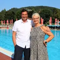 In Bärnbach werden Gratisschwimmkurse bereits angeboten, betont Bürgermeister Jochen Bocksruker (l.) – geleitet werden sie von Gemeinderätin Gudrun Windisch (r.)