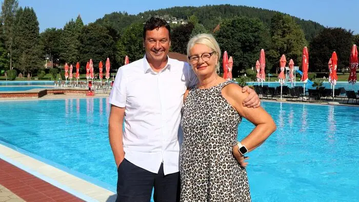 In Bärnbach werden Gratisschwimmkurse bereits angeboten, betont Bürgermeister Jochen Bocksruker (l.) – geleitet werden sie von Gemeinderätin Gudrun Windisch (r.)