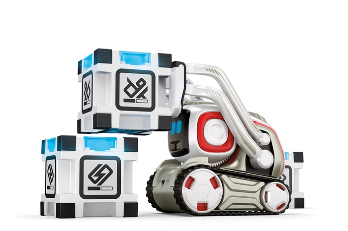 Abenteuerlustig ist der kleine Roboter Cozmo. Das smarte Spielzeug hat eine Kamera und Sensoren und bewegt sich selbstständig. Er erkennt Personen und Haustiere und spielt gerne mit den mitgelieferten Würfeln. Außerdem gibt es das Cozmo Code Lab, mit dem große und kleine Kinder spielerisch lernen können, wie man programmiert. Der Preis: 169 Euro.