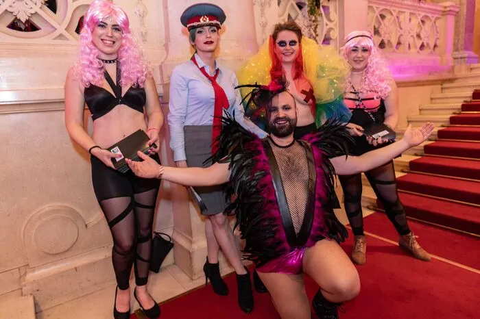 ... 2.500 schrille Gäste begrüßten Joe Niedermayer und sein Team im Grazer Congress ...