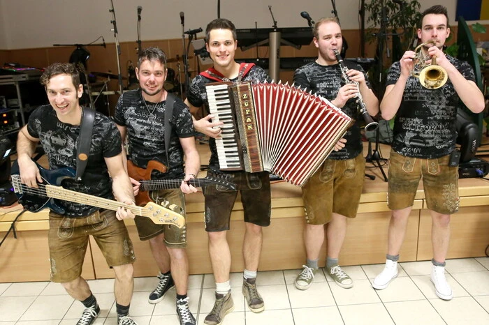 Für den musikalischen Schwung sorgten „Die Malzbratla“, die extra aus Feldkirchen „eingeflogen“ wurden. 