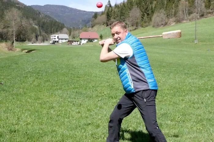 An die 160 Teilnehmer trafen sich im Winkl-Graben bei der „Brinar-Mühle“, von wo aus die rund sechs Kilometer lange Strecke bis nach Zweinitz in Angriff genommen wurde. „Wir wollen das alte Brauchtum erhalten und es an unsere Jugend weitergeben“, sagte Kugelschlagervereins-Obmann Roland Köstenberger (Foto).