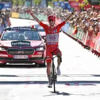 Tadej Pogačar feiert den Sieg auf der vierten Vuelta-Etappe