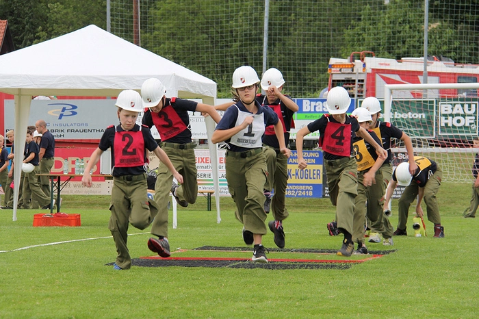 Gelungener Bewerbstag für die Jungflorianis in Frauental. Am Frauentaler Sportplatz zeigte sich die Feuerwehrjugend der Bereichsfeuerwehrverbände Deutschlandsberg, Leibnitz und Radkersburg am Wochenende von ihrer schnellsten Seite. Die ausführende Feuerwehr Freidorf hatte mit Bewerbsleiter Kilian Kutschi alles vorbereitet und beste Bedingungen geschaffen. So nahmen die Jugendlichen gleich auf mehreren Bahnen den Kampf gegen die Zeit und die Fehlerpunkte auf. 530 Teilnehmer beim Jugendleistungsbewerb „Bronze und Silber“ und 190 Mädchen und Burschen beim Bewerbsspiel „Bronze und Silber“ können sich in der Bilanz sehen lassen. Den Tagessieg und denWanderpokal des Bereichfeuerwehrverbandes Leibnitz holte sich die gemischte Gruppe der FF Allerheiligen bei Wildon, Feiting und Großfelgtisch. Auszeichnungen gab es auch. Manfred Schwaiger darf sich über die Bewerterspange in Gold freuen. Wolfgang Zmugg bekam von Helmut Lanz die Florianiplakette in Bronze überreicht.