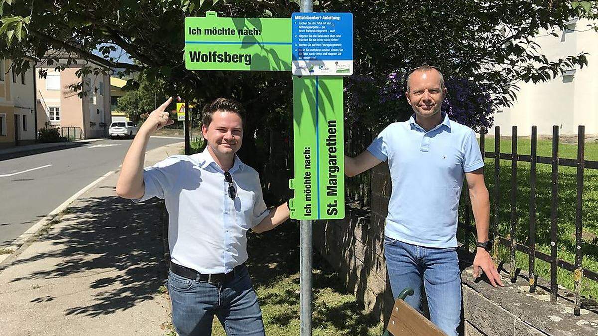 Stadtrat Jürgen Jöbstl und der Leiter der Umweltabteilung, Günther Rampitsch, vor dem Mitfahrbankerl in St. Michael