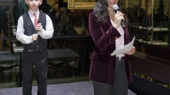Musikschul-Direktorin Corinna Wasserfaller mit Alexander Umundum bei der Begrüßung.