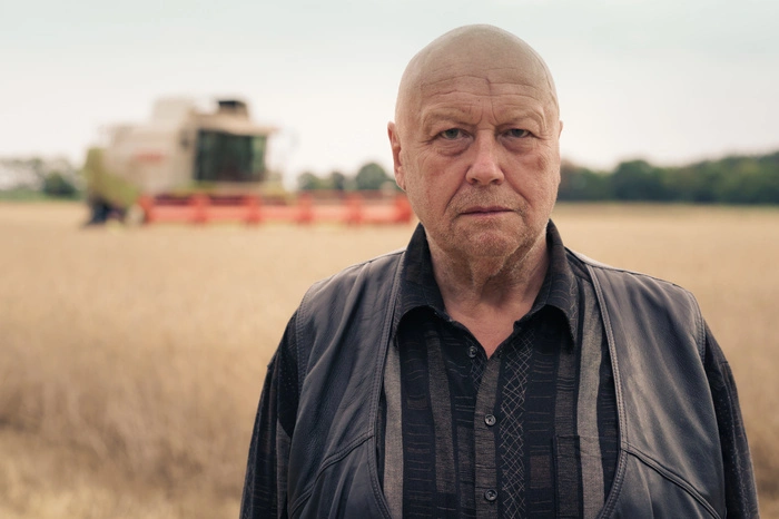 Rudolf Gombrowski (Thomas Thieme) ist der mächtigste Mann in Unterleuten. Er ist Geschäftsführer der Ökologica, die früher in der DDR eigentlich ein kommunaler Landwirtschaftsbetrieb war. Vor der DDR gehörte der größte Teil des Landes seiner Familie, die dann enteignet wurde. Der Bürgermeister ...