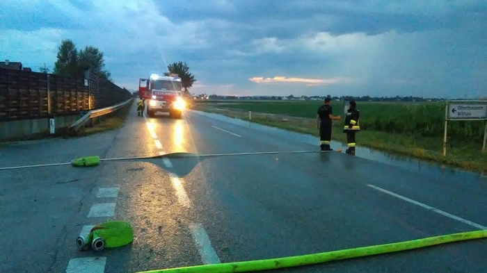39 Feuerwehren mit fast 500 Mann standen stundenlang im Einsatz. Überflutete Ortsteile mussten abgepumpt, überschwemmte Keller trockengelegt und Dutzende umgestürzte Bäume beseitigt werden. "Die Aufräumungsarbeiten werden vermutlich auch noch den ganzen Dienstag andauern", sagte Resperger.  