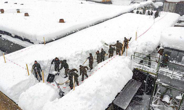 Rund 70 Bundesheersoldaten hatten Donnerstagfrüh begonnen, das Dach abzuschaufeln