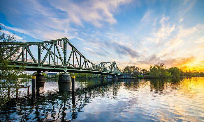 Die Glienicker Brücke führt zwischen Berlin und Potsdam über die Havel