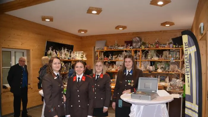 Festlich geschmückt und fein herausgeputzt präsentierte sich das Rüsthaus der Feuerwehr Falkenstein am vergangenen Samstag.