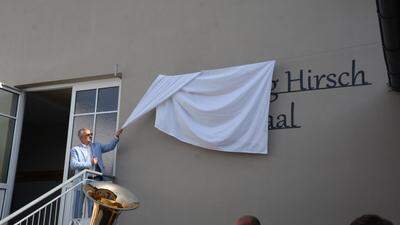 Feierlich wurde der Kultursaal in „Ludwig Hirsch Saal“ umbenannt
