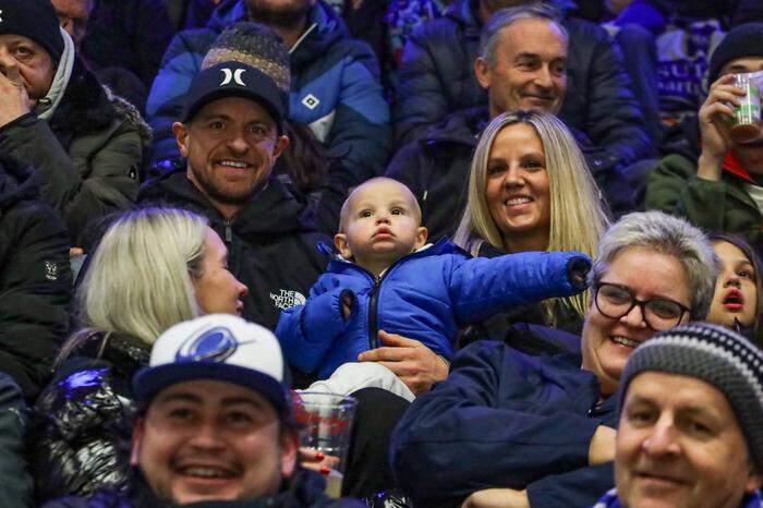 Michael Grabner mit Familie in der Halle