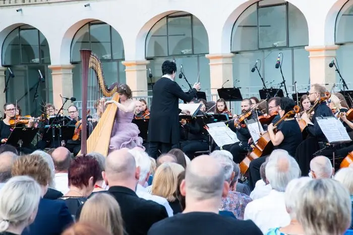 Seit ihrem Solo-Debüt im Wiener Konzerthaus im Alter von siebzehn Jahren konnte sich die junge österreichische Harfenistin Elisabeth Plank zur international gefragten Solistin und Botschafterin ihres Instrumentes etablieren.
