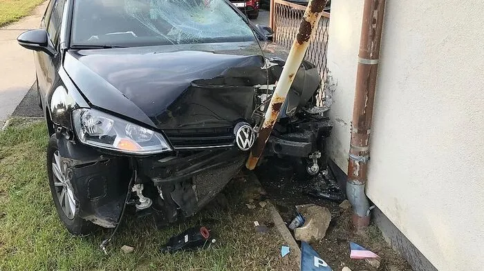 Das Fahrzeug wurde bei dem Aufprall schwer beschädigt
